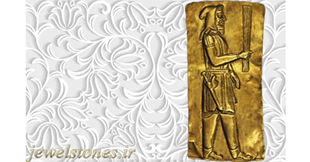 پلاک طلایی مرد ماد با خنجر